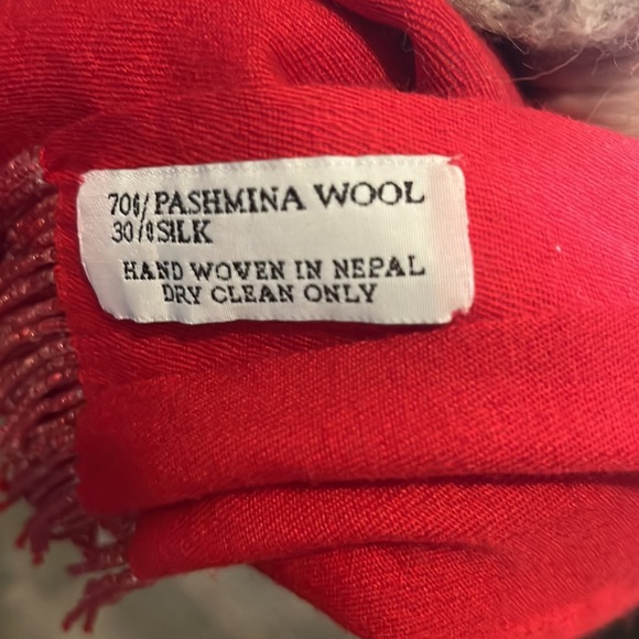Christmas Red Pashmina 70% Pashmina Wool/30% Silk wrap - Picture 5 of 5